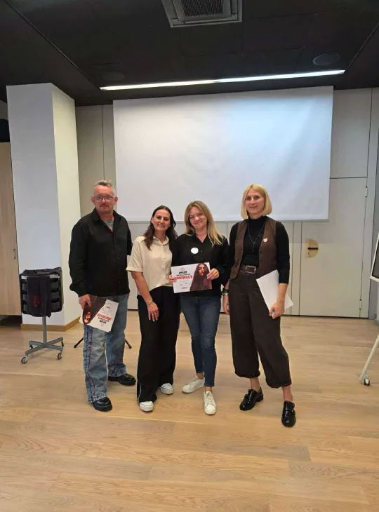 Fryzjerki Salonu Glamour na szkoleniu produktowym w sali wykładowej